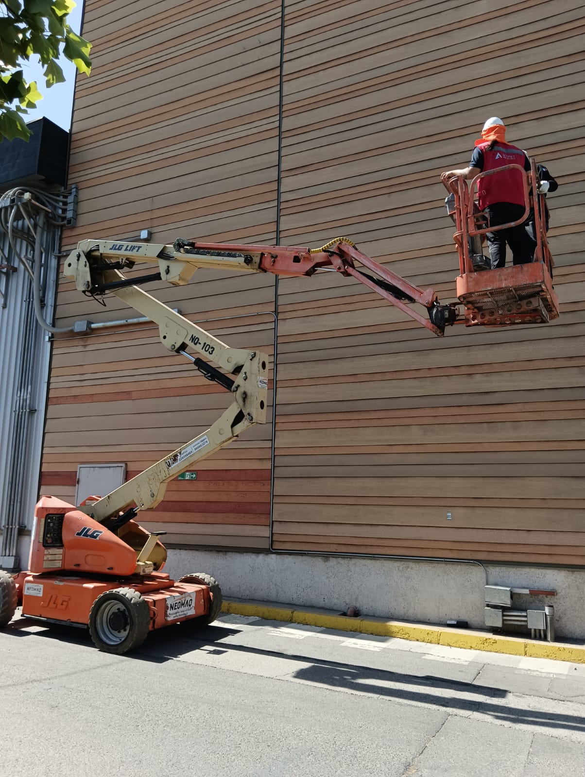 Trabajos Eléctricos en Altura